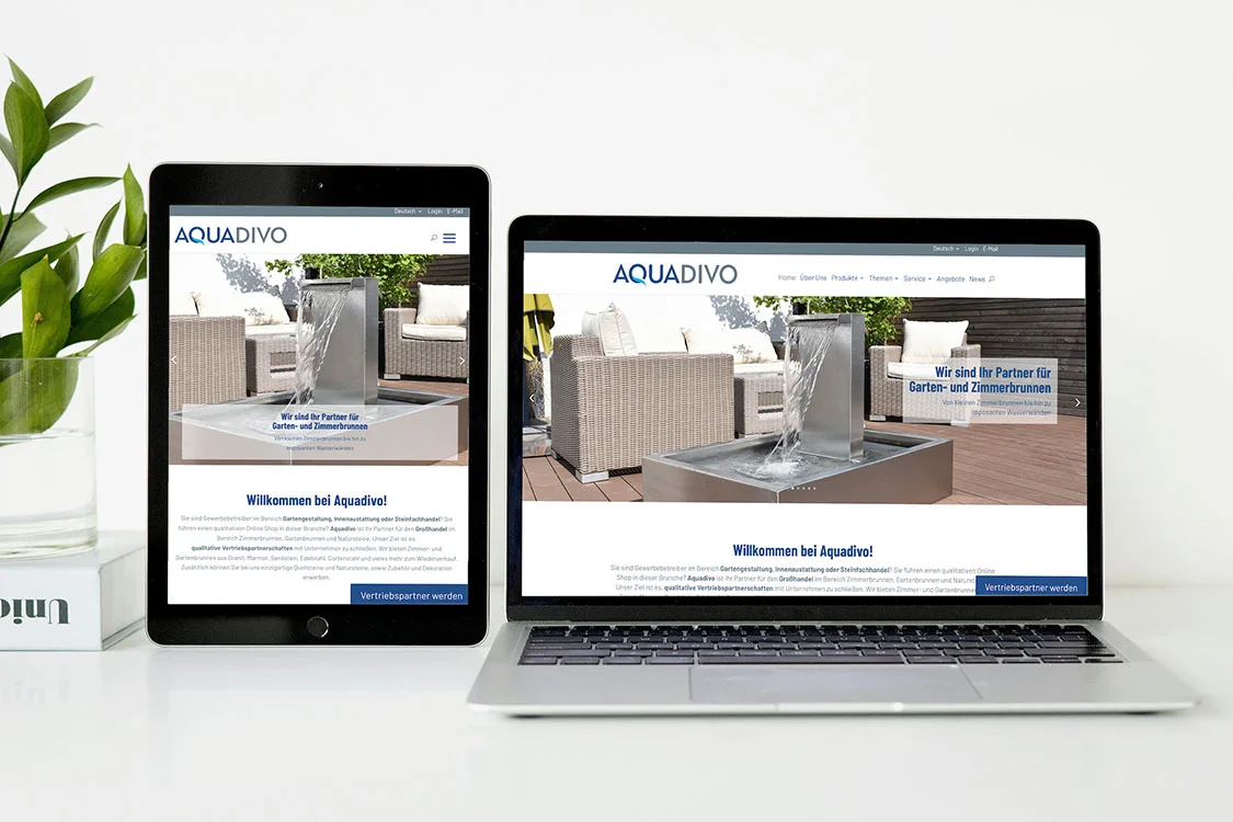 Webseite mit Brunnen auf Laptop und Tablet dargestellt, daneben eine Pflanze